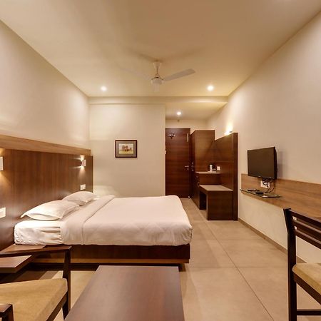 Hotel Classic Mid Town, Kolhapur Dış mekan fotoğraf