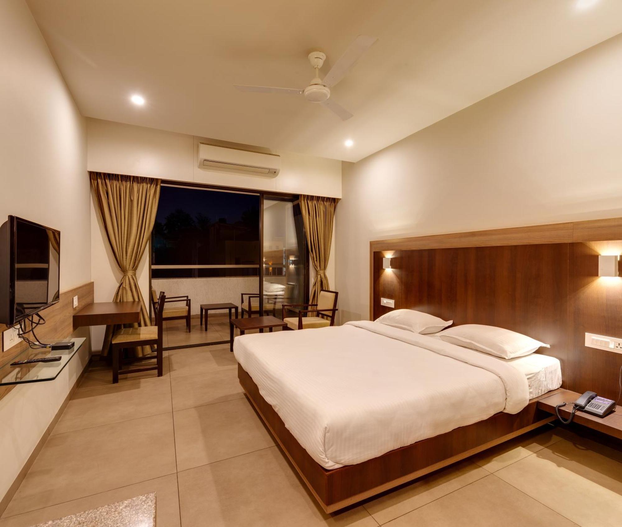 Hotel Classic Mid Town, Kolhapur Dış mekan fotoğraf