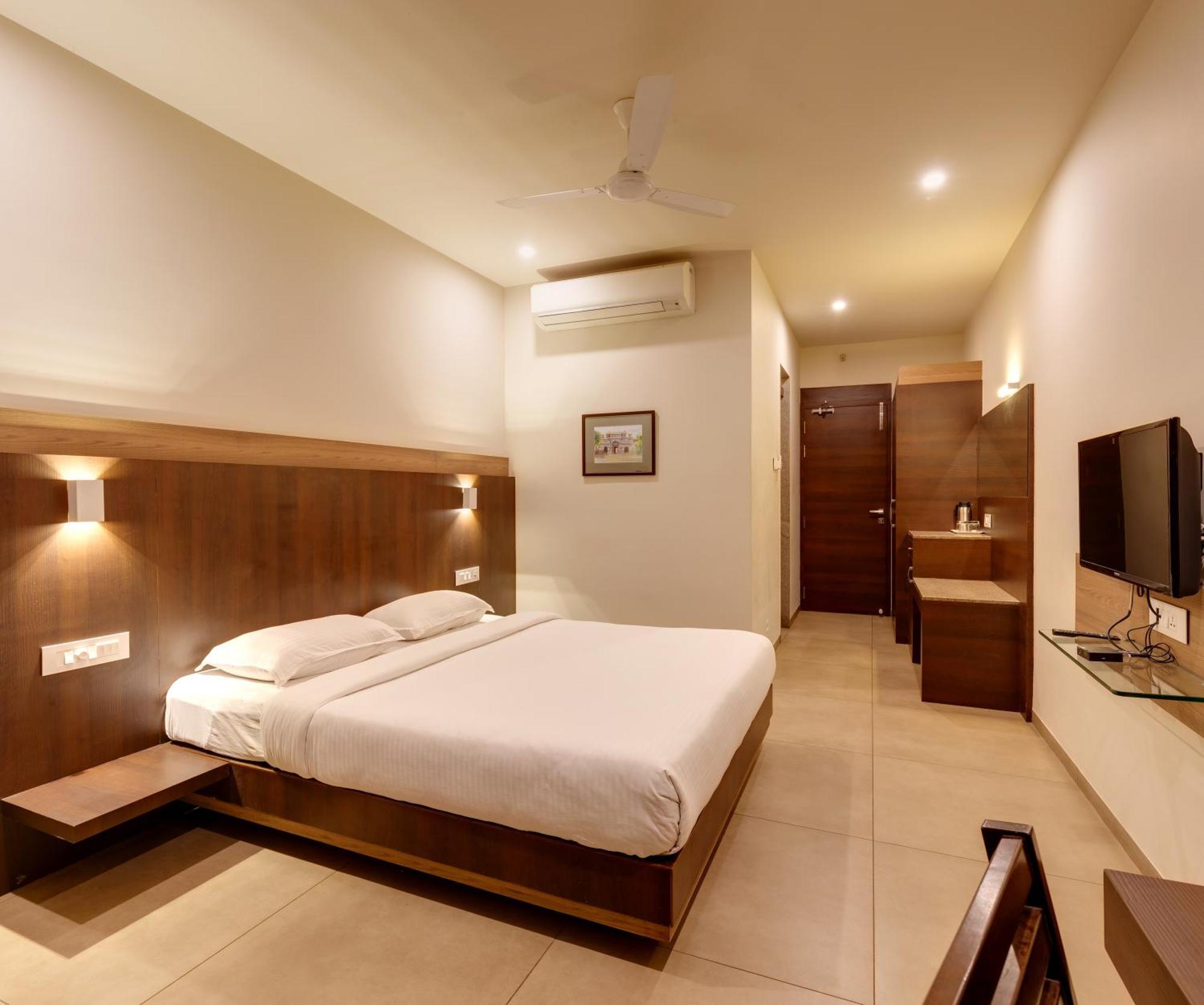 Hotel Classic Mid Town, Kolhapur Dış mekan fotoğraf