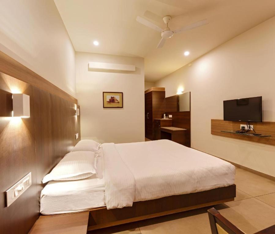 Hotel Classic Mid Town, Kolhapur Dış mekan fotoğraf
