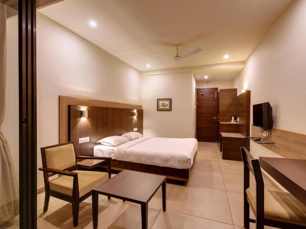 Hotel Classic Mid Town, Kolhapur Dış mekan fotoğraf